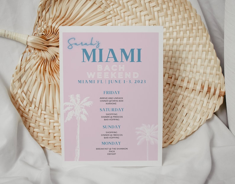 Może przedstawiać: R&oacute;żowo-niebieski, drukowany plan podr&oacute;ży na weekendowy wypad panieński do Miami na Florydzie. Plan zawiera listę atrakcji na każdy dzień weekendu, w tym zakupy, kolacje i puby. Tekst brzmi: "Sarah's Miami Bach Weekend Miami FL | June 1-3, 2023".