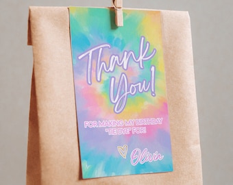 Puede incluir: Una etiqueta de agradecimiento de teñido anudado colorida con el texto "Thank You!" en escritura cursiva morada. La etiqueta dice "For making my birthday "tie dye" for!" y está firmada "Olivia".