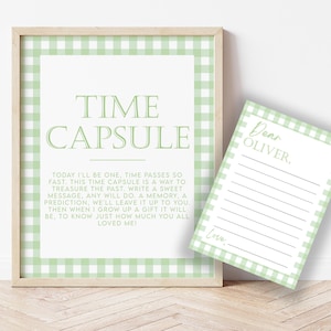 Puede incluir: Un letrero enmarcado con las palabras "TIME CAPSULE" en verde, junto con una tarjeta de notas a juego. El letrero mide 20 x 25 cm, y la nota mide 13 x 18 cm. El diseño presenta un patrón de cuadros verdes y blancos.