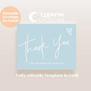 Op de afbeelding: Lichtblauwe bedankkaart met witte kalligrafie die "Bedankt" en "Voor het vieren met ons!" zegt. Rechtsboven staat een klein wit hartje. De kaart is volledig bewerkbaar in Corjl.