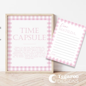 Puede incluir: Un letrero enmarcado de "Time Capsule" a cuadros rosas y blancos con una tarjeta de notas a juego. El letrero incluye texto sobre la preservación de recuerdos. La tarjeta de notas está dirigida a "Matilda".