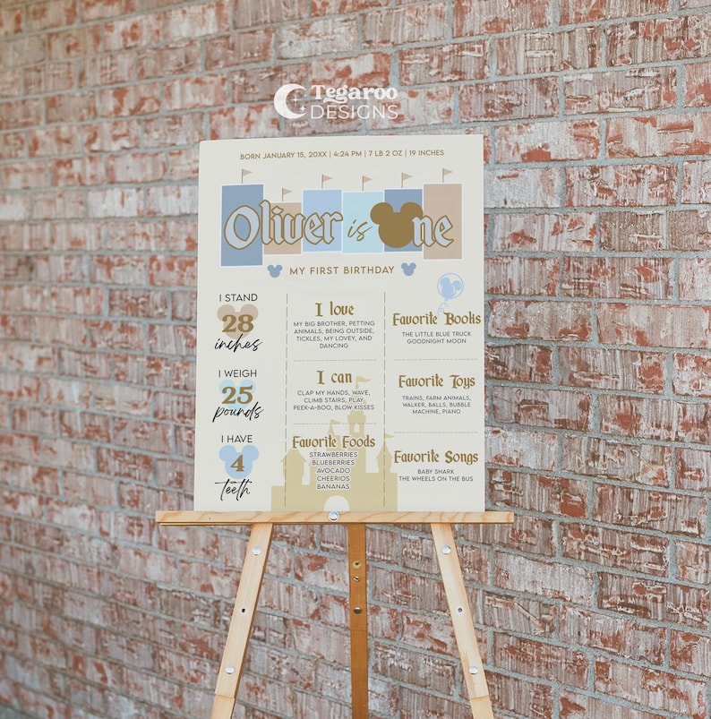Puede incluir: Un cartel de primer cumplea&ntilde;os imprimible azul claro y marr&oacute;n para un ni&ntilde;o llamado Oliver. El cartel presenta una cabeza de Mickey Mouse de dibujos animados con una oreja dorada y una pajarita azul. El cartel incluye detalles sobre el primer a&ntilde;o de Oliver, incluyendo su altura, peso, comidas favoritas y canciones.