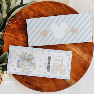 Puede incluir: Dos invitaciones para baby shower con tem&aacute;tica de Disney. Una invitaci&oacute;n es un dise&ntilde;o de boleto con detalles del evento. La otra es una tarjeta a rayas azules y blancas con una silueta de Mickey Mouse y corazones.