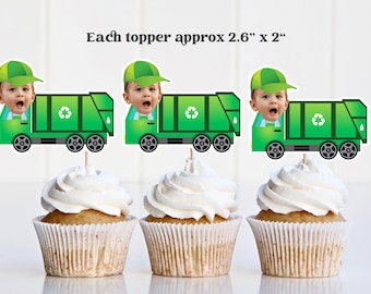 Può includere: Tre cupcakes con glassa bianca, ognuno decorato con un topper a forma di camion della spazzatura verde con la faccia di un bambino. I topper misurano circa 6,6 cm x 5,1 cm. I cupcakes sono in pirottini bianchi.