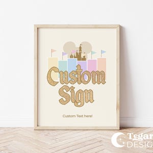 Pode incluir: Um sinal imprim&iacute;vel com uma silhueta de castelo e blocos de cores pastel. O texto diz "Custom Sign" em fonte de glitter dourado. O sinal diz "Custom Text here!" na parte inferior.