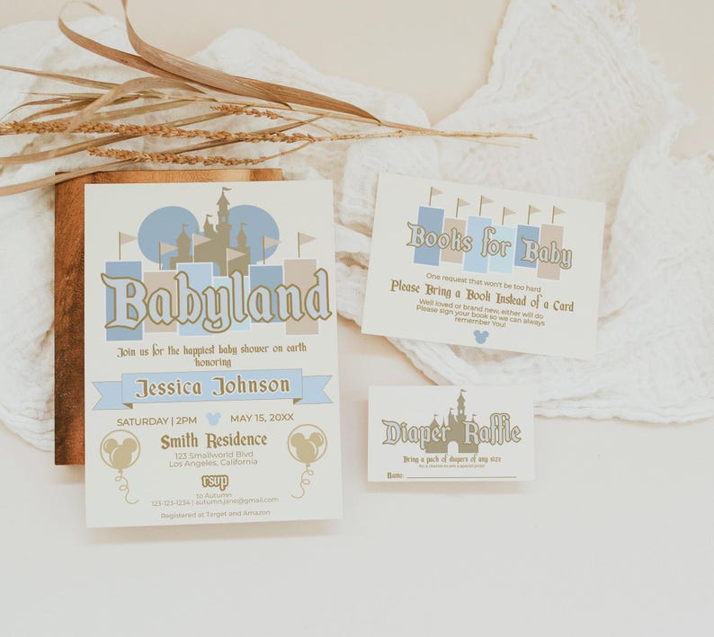 Może przedstawiać: Zaproszenie na baby shower z bajkowym motywem zamku. Zaproszenie przedstawia kresk&oacute;wkowy zamek z niebieskimi i brązowymi akcentami oraz tekstem "Babyland". Zaproszenie zawiera r&oacute;wnież tekst "Dołącz do nas na najszczęśliwszym baby shower na ziemi z okazji Jessica Johnson" oraz datę i godzinę wydarzenia.