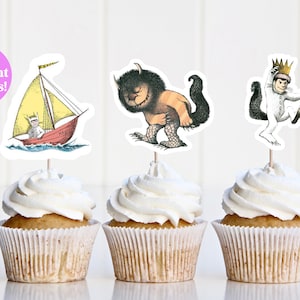 Op de afbeelding: Drie cupcakes met witte frosting, bedekt met Where the Wild Things Are cupcake toppers. De toppers bevatten illustraties van Max in een boot, het Wilde Ding en het Wilde Ding met een kroon.