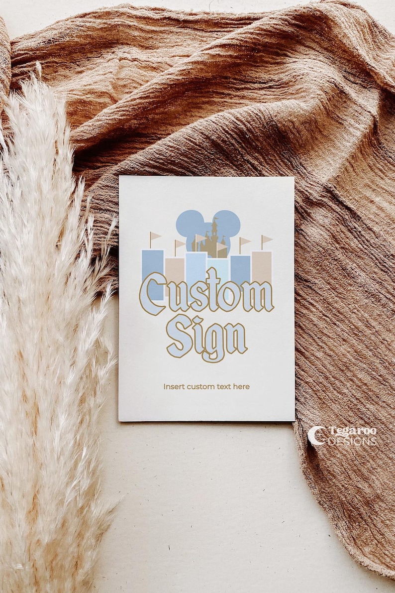 Może przedstawiać: Biała kartka z złotym obramowaniem głowy Myszki Miki i zamku. Tekst "Custom Sign" jest złotymi literami. Tekst "Insert custom text here" znajduje się pod znakiem.