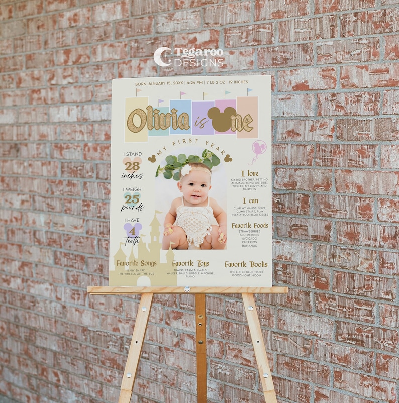 Op de afbeelding: Een bedrukbaar mijlpaalbord voor de eerste verjaardag in lichtroze en lichtblauw met een gouden glitterontwerp. Het bord bevat een foto van een babymeisje en bevat de naam van de baby, de leeftijd, de lengte, het gewicht en de favoriete dingen. Het bord is versierd met een kasteel, harten en een Mickey Mouse-hoofd.