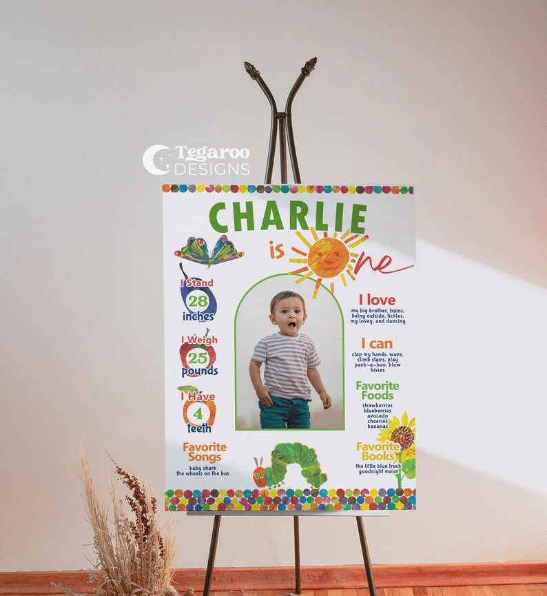 Peut inclure: Une affiche d'anniversaire personnalis&eacute;e pour un enfant d'un an nomm&eacute; Charlie, avec une photo et des faits amusants. L'affiche comprend le texte "Charlie a un an", ainsi que des d&eacute;tails sur sa taille (71 cm), son poids et ses choses pr&eacute;f&eacute;r&eacute;es. Le design int&egrave;gre des illustrations color&eacute;es.