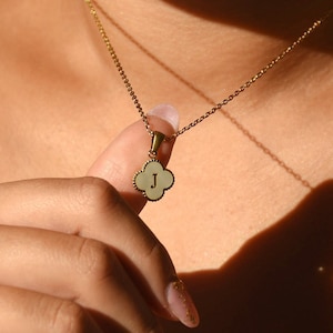 Collar inicial personalizado de trébol de cuatro hojas・Collar inicial de flor personalizado・Collar chapado en oro・Collar minimalista delicado・Regalo para ella
