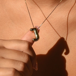 Collar con letra de burbuja inicial de globo・Collar inicial personalizado・Collar chapado en oro・Joyería de declaración única・Regalo perfecto para ella