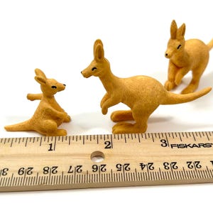 Kangourou - bibelot miniature en langage Montessori pour maison de poupée