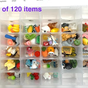 Puede incluir: Una caja de almacenamiento de pl&aacute;stico transparente con 120 art&iacute;culos en miniatura organizados en compartimentos individuales. La colecci&oacute;n incluye varias figuras peque&ntilde;as de pl&aacute;stico, alimentos, animales, veh&iacute;culos y objetos, etiquetados de la A a la F.