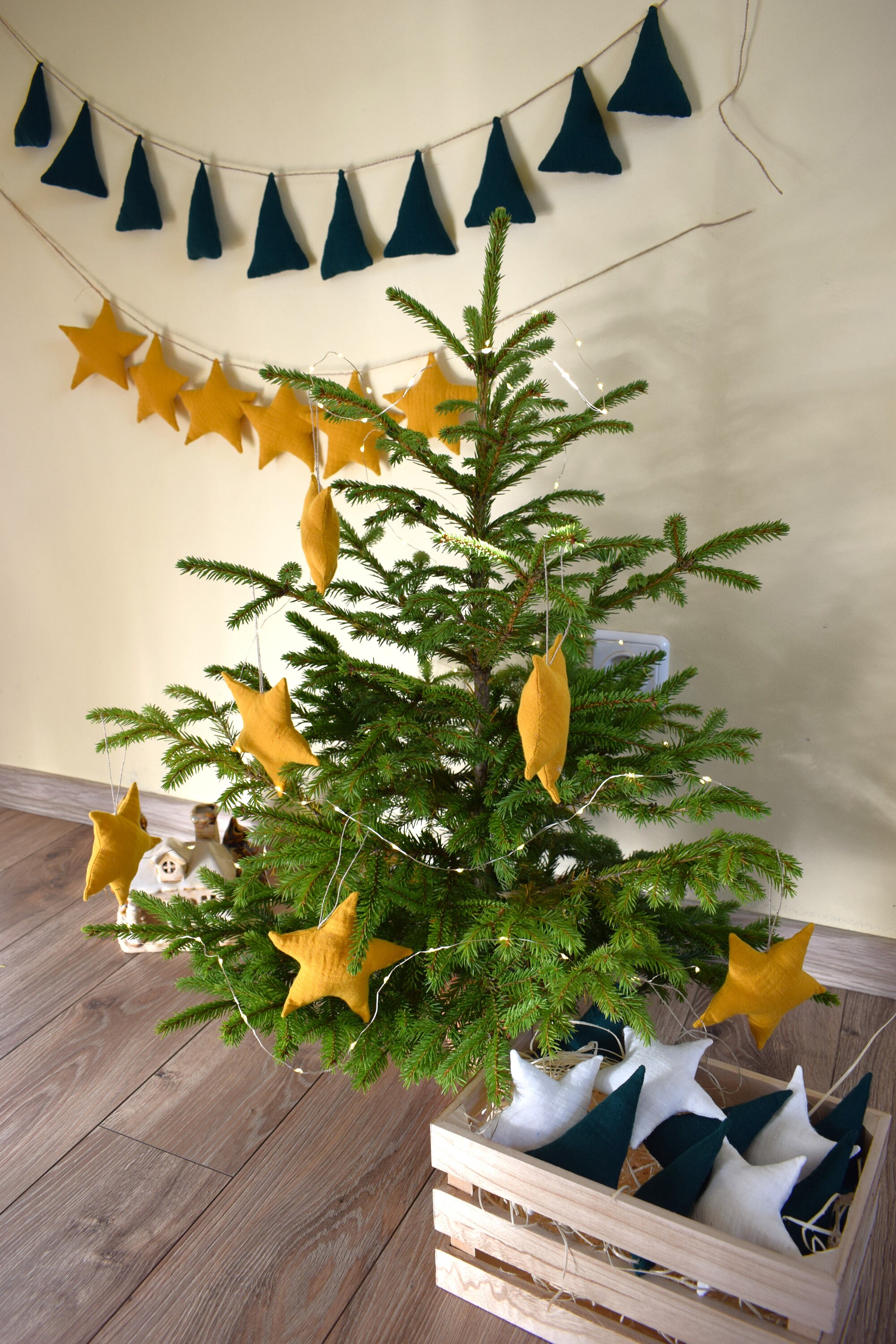 Handgefertigte Grüne Weihnachtsbaumgirlande Aus Baumwollfilz – Mit Füllung, Für Festliche Dekoration Zu Hause Oder Im Büro