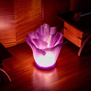 Lampada a LED a forma di rosa / Colore viola / Interruttore dimmer / Perfetta per leggere, ufficio, scrivania, tavolo, sala giochi, camera da letto