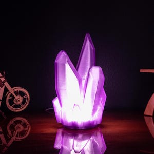 Lampada LED di cristallo / Colore gemma viola / Interruttore dimmer / Perfetta per leggere, ufficio, scrivania, tavolo, sala giochi, camera da letto