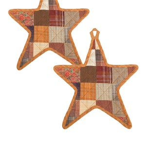 Puede incluir: Dos agarraderas de olla con forma de estrella acolchadas en un diseño de patchwork con tela marrón, roja y beige.