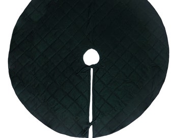 Puede incluir: Una falda de árbol de Navidad acolchada de color verde oscuro con una abertura central y un cierre de corbata.
