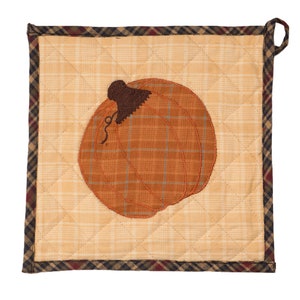 Könnte beinhalten: Ein gesteppter Topflappen mit einem braunen und orangefarbenen Kürbisdesign. Der Topflappen hat einen braunen und schwarzen karierten Rand.