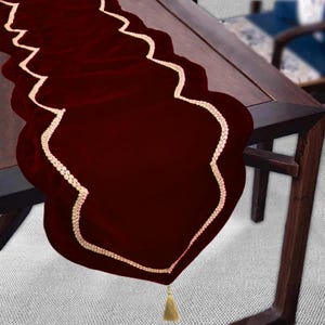 Camino de mesa de terciopelo, hecho a mano, con diseño festoneado en terciopelo burdeos vino, ribete dorado, doble capa, reliquia de HOME HEART Brands (fabricado en India).