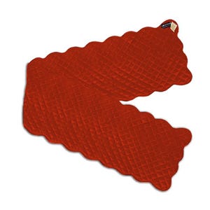 Può includere: Un runner da tavolo trapuntato rosso con un bordo a festoni. Il runner è largo circa 35,5 cm e lungo 183 cm.