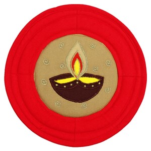 以下が含まれることがあります： 赤い丸い布製のコースターで、ベージュの中央に、黄色い炎が灯った、インドの伝統的な油ランプであるディヤが刺繍されています。