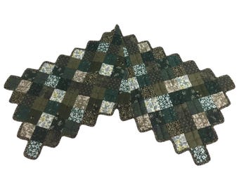 Bieżnik pikowany zygzakowaty patchwork, bieżnik na stół, zielona bawełna kaliko z kwiatowym wzorem od HOME HEART Brands (wyprodukowano w INDIACH)