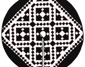 Falda de árbol de Navidad hecha a mano, acolchada a mano, con patchwork campestre, con diseño de diamantes negros, calidad de reliquia de HOME HEART Brands (fabricada en India)