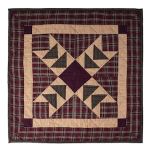 Könnte beinhalten: Eine quadratische Steppdecke mit einem Tartanmuster in Burgunderrot, Grün und Beige. Die Steppdecke hat ein zentrales Sterndesign in Burgunderrot und Grün, umgeben von einem beigen Rand und einem Tartan-Außenrand. Die Steppdecke ist wahrscheinlich handgefertigt.