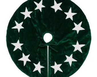Puede incluir: Una falda de árbol de Navidad de terciopelo verde con estrellas blancas alrededor del borde. La falda tiene un lazo en el centro.