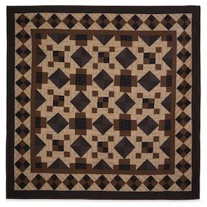 Peut inclure: Une courtepointe marron et beige avec un motif géométrique de carrés et de losanges. La courtepointe est faite d'un tissu doux et confortable et a un design simple et élégant.