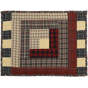 Puede incluir: Un mantel individual rectangular acolchado con un patrón de cabaña de troncos construido a partir de varios parches de tela. El diseño incorpora una mezcla de textiles a cuadros y escoceses en tonos rojo oscuro, azul marino, negro y crema.