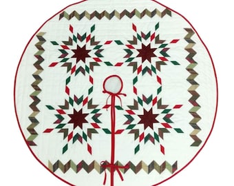 Falda para árbol de Navidad acolchada con guirnalda de estrellas y patchwork de calicó, hecha a mano por HOME HEART Brands (fabricada en India).