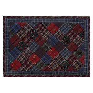 Puede incluir: Un mantel individual acolchado de cuadros rojos, azules y verdes con un borde azul oscuro.