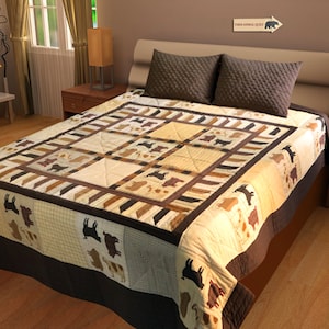 Può includere: Un copriletto trapuntato marrone e beige con tema di animali della fattoria. Il copriletto presenta una varietà di animali della fattoria, tra cui mucche, maiali e galline. Il copriletto è realizzato in un tessuto morbido e confortevole ed è perfetto per aggiungere un tocco di fascino rustico a qualsiasi camera da letto.