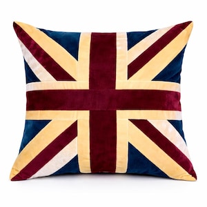 Könnte beinhalten: Quadratisches Zierkissen mit dem Design der Union-Jack-Flagge. Das Kissen hat einen marineblauen Hintergrund mit einem burgunderfarbenen, cremefarbenen und gelben Flaggenmuster. Das Kissen hat eine quadratische Form.
