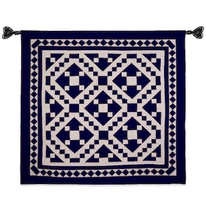 Może przedstawiać: Geometriczna tapiseria w kolorze granatowym i białym z wzorem w romby. Tapiseria ma frędzlową obwódkę.