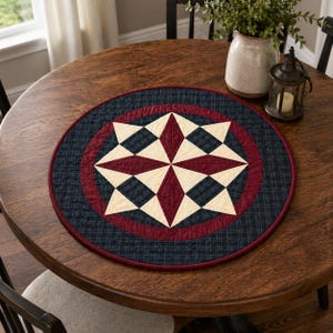 Cubremesas redondo acolchado a mano con diseño de estrella giratoria, de la marca Home Heart (Hecho en India).