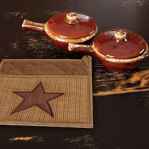 Gewatteerde pannenlappen/gewatteerde landelijke pannenlappen/tafeltopper/handgemaakte geborduurde ster primitief 9"x9" door HOME HEART Brands (Made in India)