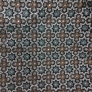 Peut inclure: Gros plan sur un tissu avec un motif floral répétitif. Le motif présente de petites fleurs stylisées dans des tons de marron, sarcelle et blanc sur un fond noir. Le motif est complexe et détaillé, créant un aspect texturé.