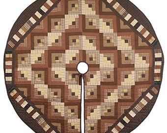 Falda para árbol de Navidad grande, redonda, de 62 pulgadas, acolchada a mano, con diseño de cabaña de troncos campestre, de calidad tradicional y gruesa, de HOME HEART Brands (fabricada en India).