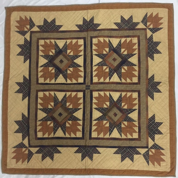Handgjord vägghängd filt, överkast, bordsdekoration Handquiltad höstlövstjärna 102x102 cm bomull i arvkvalitet från HOME HEART Brands