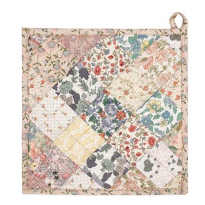 Puede incluir: Un salvamanteles cuadrado acolchado con un diseño de patchwork. El salvamanteles presenta varios estampados florales en tonos rosa, azul, amarillo y verde. Tiene un lazo para colgar y un borde acolchado.