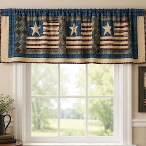 Op de afbeelding: Een patriottische raamgordijn in blauw, beige en rood. De gordijn heeft drie rechthoekige panelen met een ster- en streepontwerp, dat doet denken aan de Amerikaanse vlag. De stoffen gordijn is ontworpen om boven een raam te hangen en voegt een decoratief tintje toe.