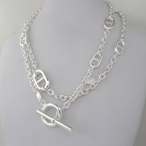 Halsband i massivt 925 silver, 90 cm långt, med alternerande marinblå kedja. T-spänne. STOR VERSION 76 GRAM.