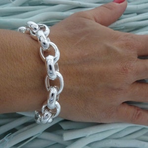Puede incluir: Un brazalete de cadena de plata con eslabones grandes y redondos.