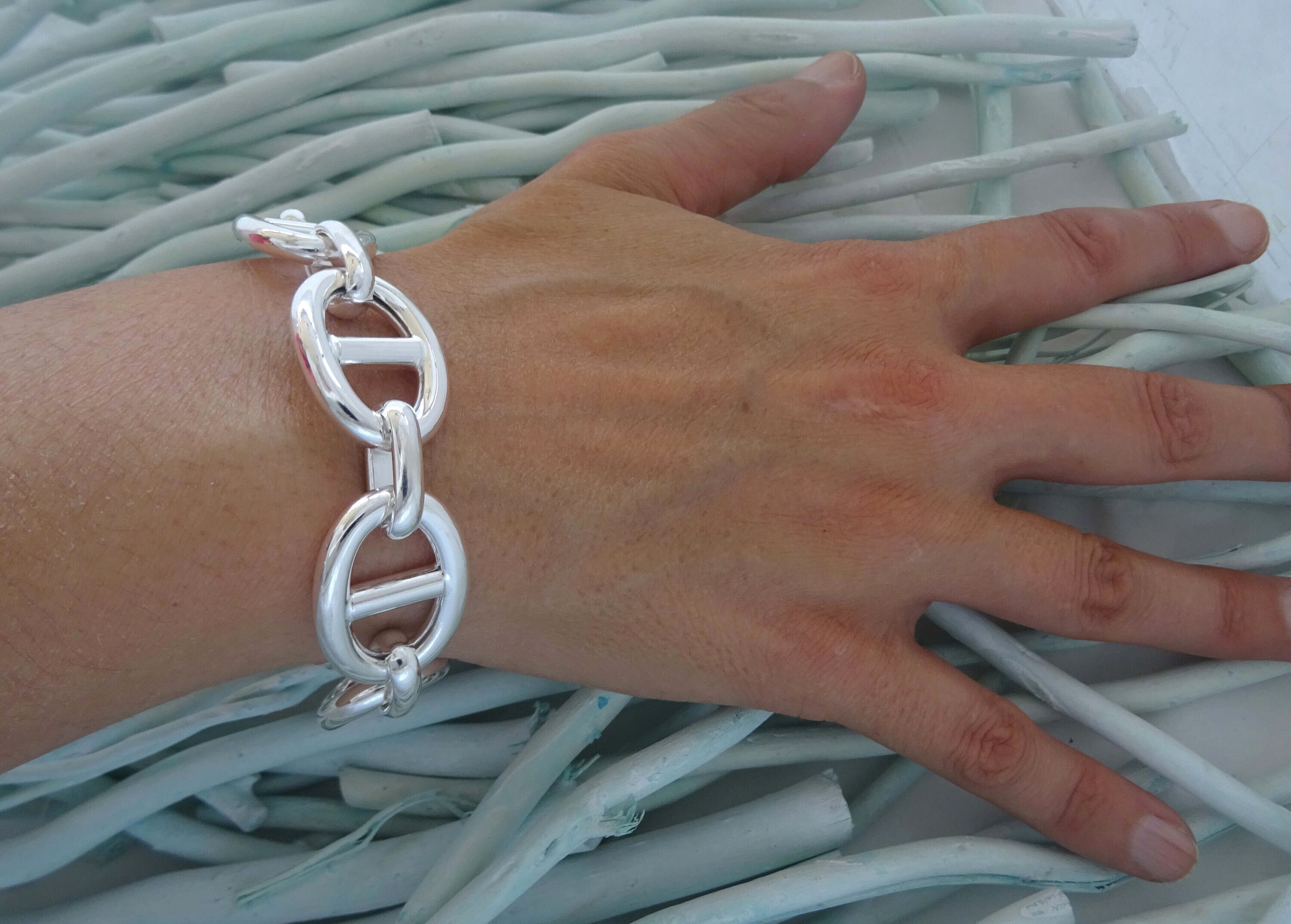 925 silver bracelet with 18 mm mariner chain with conjunctions.