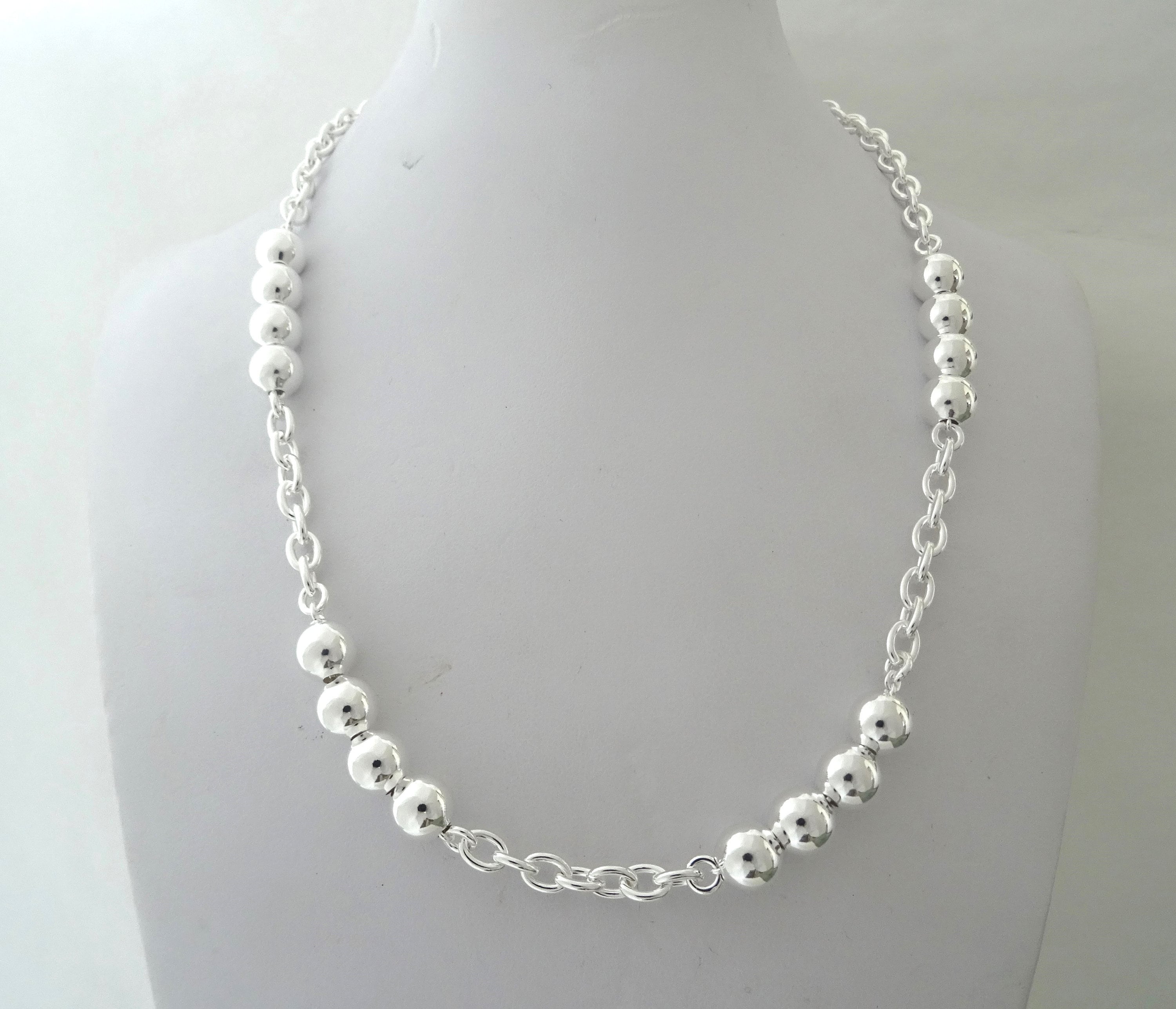 Necklace in 925 silver, 8 mm spheres and oval link chain. Length 45 cm. Made in Tuscany!