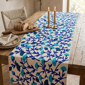 Runner da tavolo ricamato blu - Runner da tavolo in cotone floreale per tavolo da pranzo, elegante decorazione da tavolo, runner da tavolo da pranzo fatto a mano immagine 1
